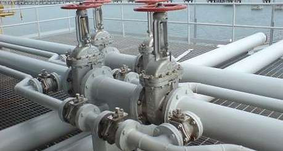 Export pipeline valves on steel platform