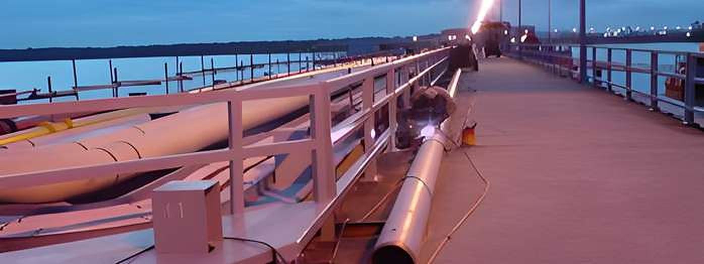 Export pipeline running along a jetty